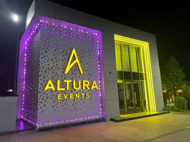 Fațadă Altura Events iluminată